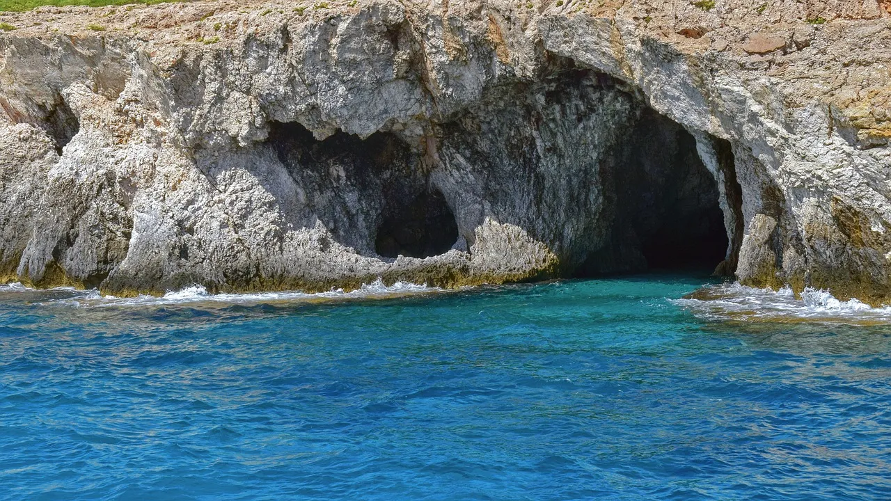 Cave diving in The Pit