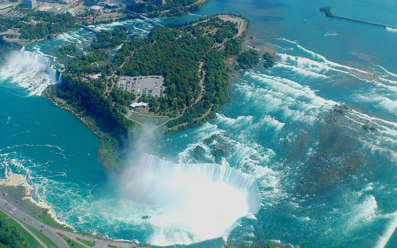 Niagara Falls. Photo: Veronika Stuksrud - www.activeandadventurous.com